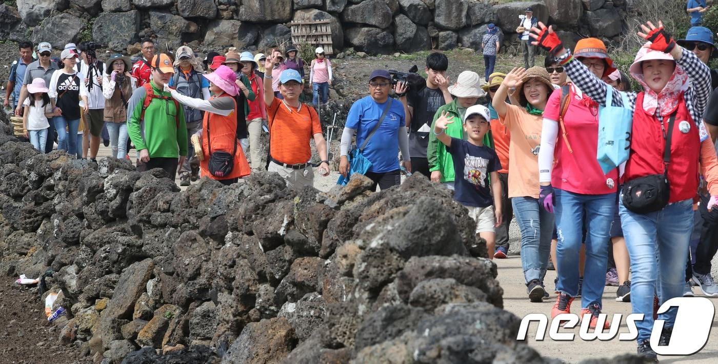 본문 이미지 - 제주밭담 축제 참가자들이 밭담길을 걷고 있다(자료사진 ⓒ News1 