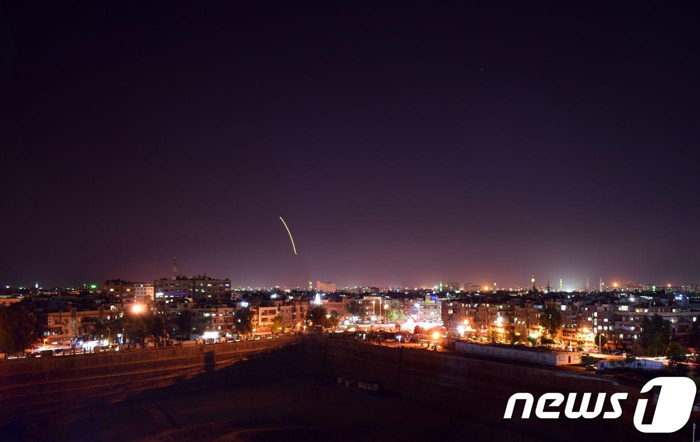 이스라엘군이 15일(현지시간) 오후 시리아 수도 다마스쿠스 국제공항을 미사일로 공격했다고 시리아 측이 밝혔다. 사진은 시리아 국영 사나(SANA) 통신이 공개한 시리아군 방공망의 미사일 요격 장면.ⓒ AFP=뉴스1