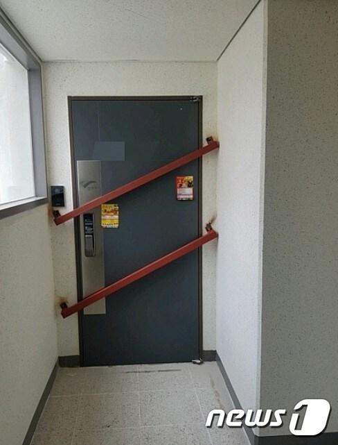 본문 이미지 - 철근으로 가로막힌 아파트 현관문ⓒ News1