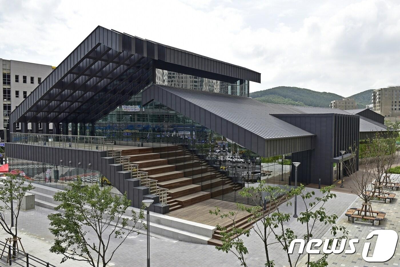 본문 이미지 - 남사도서관 전경(용인시 제공)ⓒ News1