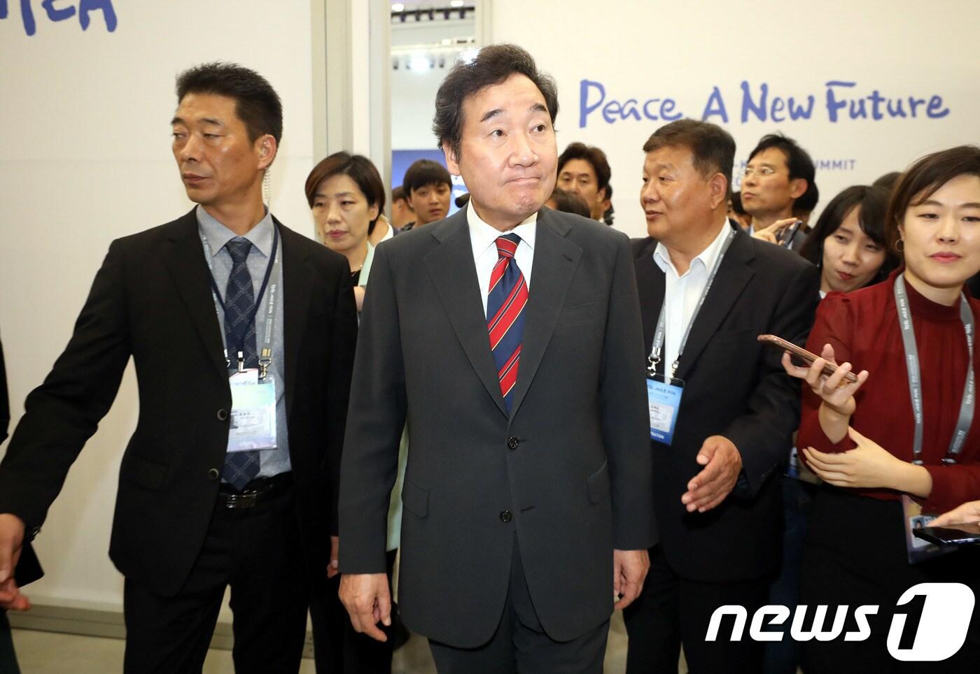 이낙연 국무총리가 제3차 남북정상회담을 하루 앞둔 17일 오후 서울 중구 동대문디자인플라자에 마련된 메인프레스센터를 찾아 시설을 둘러보고 있다.2018.9.17/뉴스1 ⓒ News1 이광호 기자