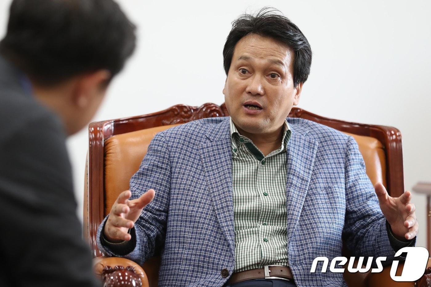 본문 이미지 - 안민석 문화체육관광위원회 위원장이 17일 서울 여의도 국회에서 뉴스1과 인터뷰를 하고 있다. 2018.9.17/뉴스1 ⓒ News1 임세영 기자