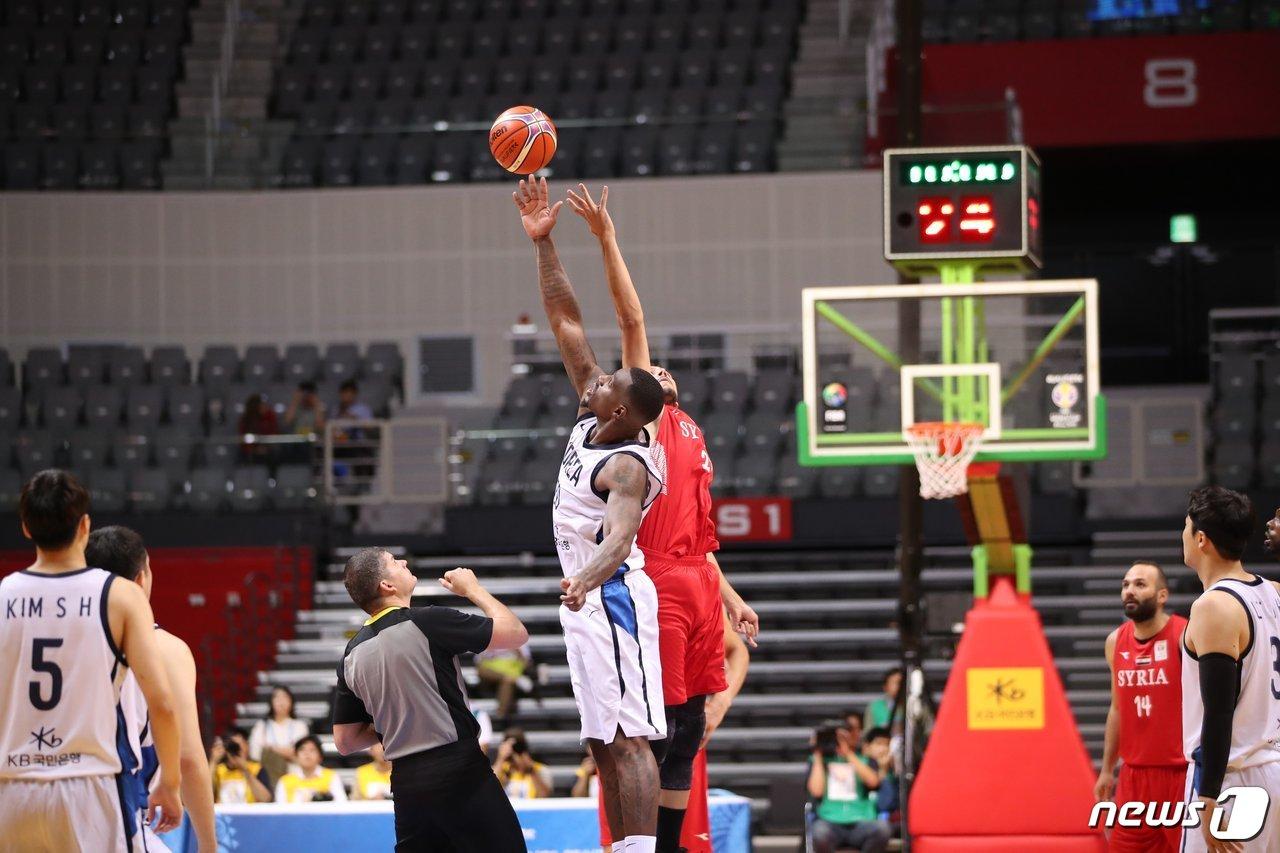 본문 이미지 - 한국 남자 농구 대표팀이 2019 국제농구연맹(FIBA) 월드컵 예선 시리아를 꺾고 2연승을 달렸다. ⓒ News1 이승배 기자