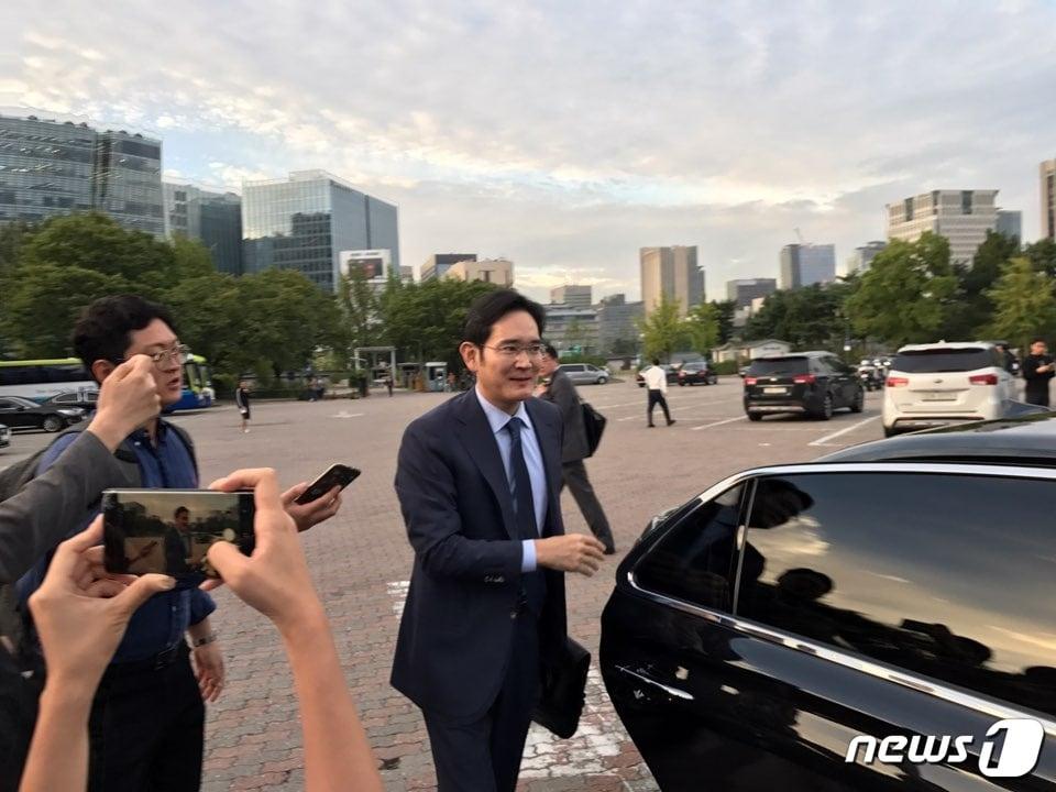 본문 이미지 - 18~20일 평양에서 열리는 남북정상회담에서 문재인 대통령을 특별수행하기 위해 방북하는 이재용 삼성전자 부회장이 집결지인 경복궁 주차장에 모습을 드러냈다. 2018.9.18/뉴스1 ⓒ News1