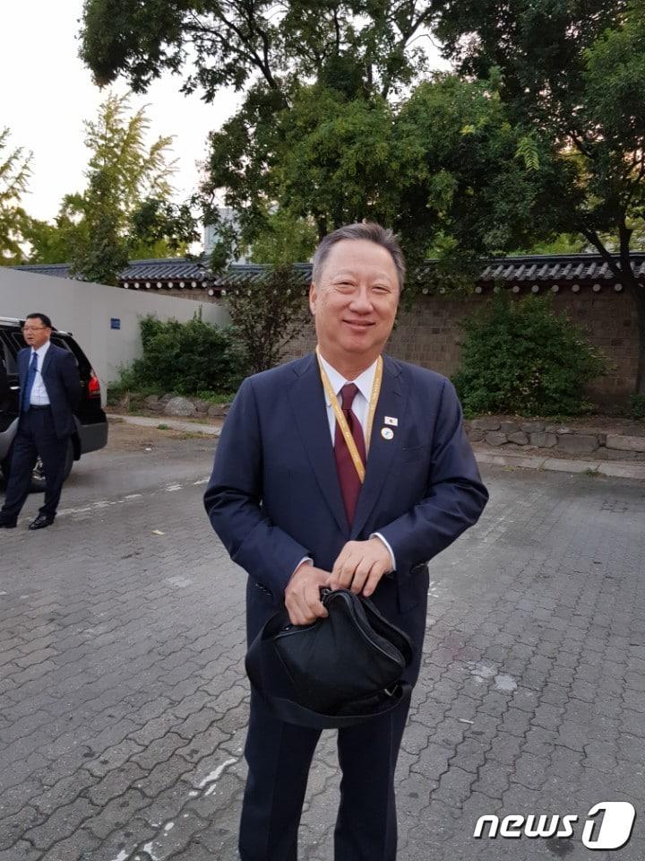 본문 이미지 - 18~20일 평양에서 열리는 남북정상회담에서 문재인 대통령을 특별수행하기 위해 방북하는 박용만 대한상공회의소 회장이 집결지인 경복궁 주차장에 모습을 드러냈다. 2018.9.18/뉴스1 ⓒ News1 장은지 기자