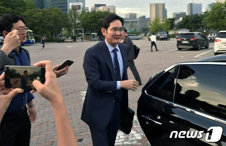 본문 이미지 - 18일 오전 이재용 삼성전자 부회장이 18~20일 평양에서 열리는 남북정상회담에서 문재인 대통령을 특별수행하기 위해 집결지인 서울 종로구 경복궁 동편 주차장에 모습을 드러내고 있다.2018.9.18/뉴스1 ⓒ News1 류석우 기자