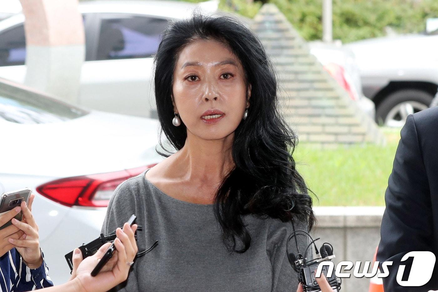 2018년 9월 18일 이재명 경기지사를 공직선거법 위반, 정보통신망법위반죄 등의 혐의로 고소하기 위해 서울 양천구 신월로 서울남부지검으로 들어선 김부선씨가 취재진의 질문에 답하고 있다. ⓒ News1 