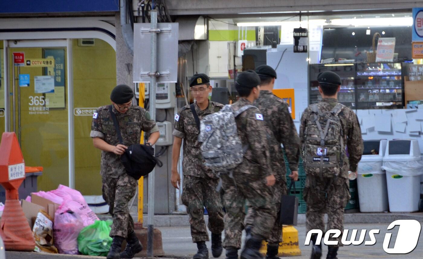 일과 후 외출 나온 사병들 ⓒ News1 홍성우 기자