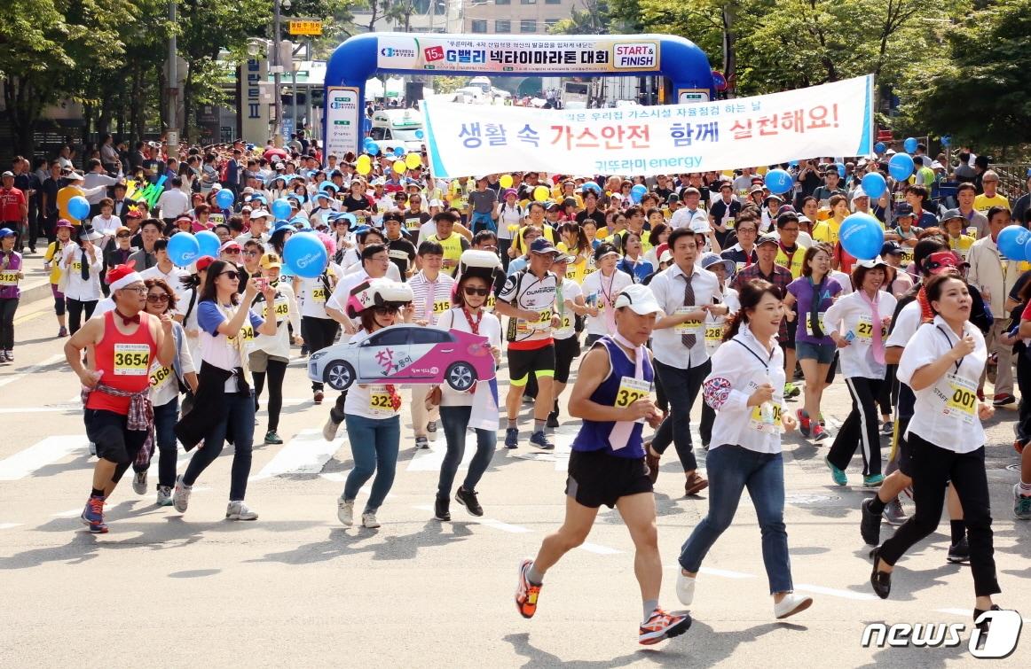 본문 이미지 - 2017년 'G밸리 넥타이마라톤 대회' 모습.(구로구 제공) ⓒ News1