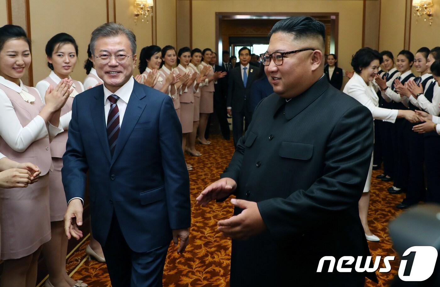 본문 이미지 - 문재인 대통령과 김정은 북한 국무위원장이 18일 제3차 남북정상회담을 위해 평양 백화원 영빈관에 들어서고 있다. 2018.9.18/뉴스1 ⓒ News1 평양사진공동취재단