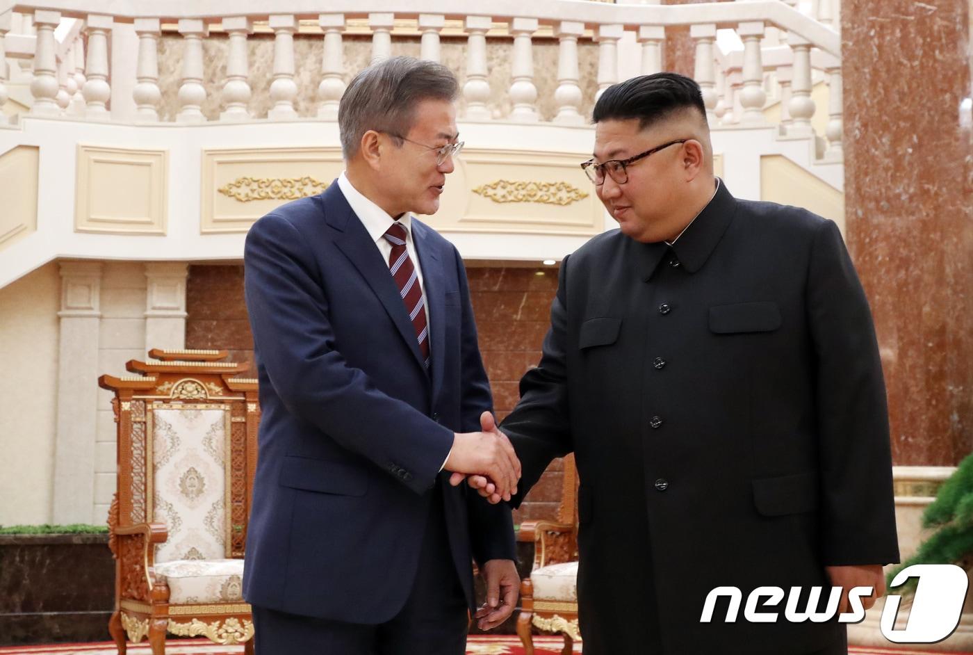 본문 이미지 - 문재인 대통령이 18일 오후 평양 조선노동당 중앙위원회 본부 청사 로비에서 김정은 국무위원장과 정상회담 시작에 전 악수를 하고 있다. 2018.9.18/뉴스1 ⓒ News1 평양사진공동취재단