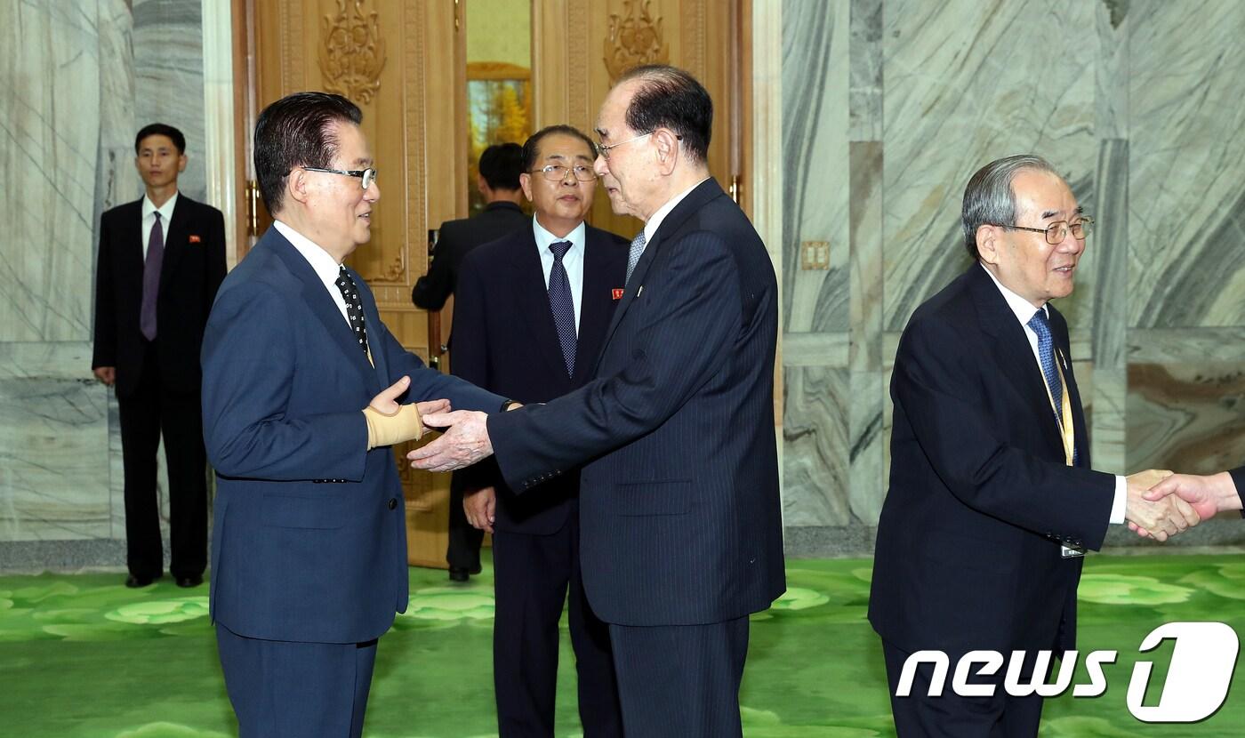 본문 이미지 - 평양남북정상회담 특별수행원 자격으로 방북한 박지원 민주평화당 의원(앞줄 왼쪽부터 첫번째)이 18일 오후 평양 중구역 만수대의사당에서 김영남 북한 최고인민회의 상임위원장(앞줄 왼쪽부터 두번째)과 면담에 앞서 인사를 나누고 있다.2018.9.18/뉴스1 ⓒ News1 평양사진공동취재단