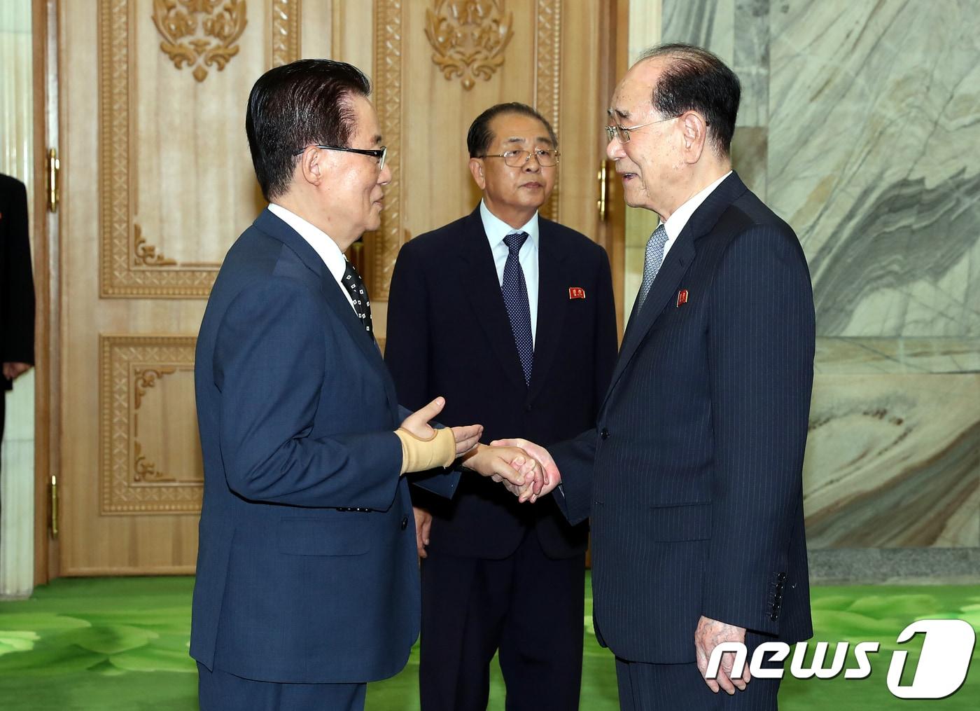 본문 이미지 - 2018년 9월 18일 평양남북정상회담 특별수행원 자격으로 방북한 박지원 민주평화당 의원이 평양 중구역 만수대의사당에서 김영남 북한 최고인민회의 상임위원장과 면담에 앞서 인사를 나누고 있다.2018.9.18/뉴스1 ⓒ News1 평양사진공동취재단