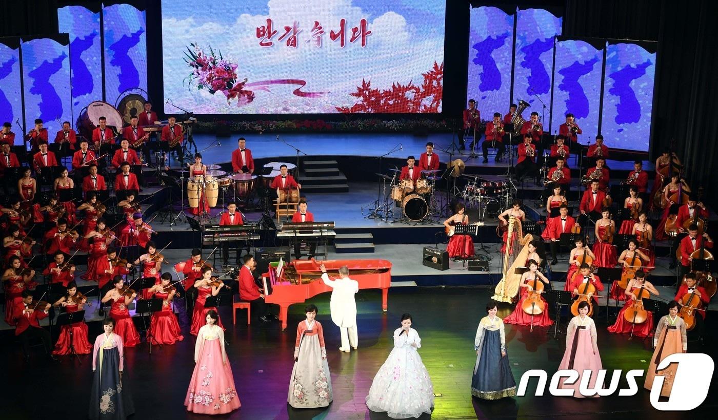 본문 이미지 - 남북 정상 내외가 참석해 18일 평양대극장에서 열린 삼지연 관현악단의 환영공연에서 단원들이 열띤 공연을 펼치고 있다 . 2018.9.18 /평양사진공동취재단