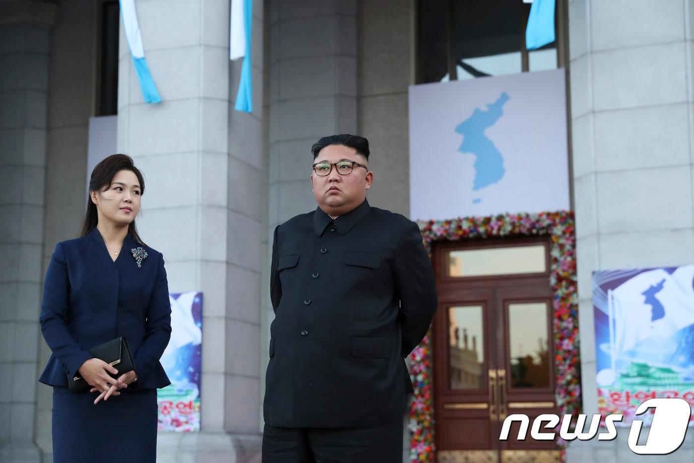 본문 이미지 -  김정은 북한 국무위원장과 부인 리설주 여사가 18일 오후 평양대극장에서 삼지연 관현악단의 환영공연에 참석하는 문재인 대통령 내외를 기다리고 있다. 2018.9.18/뉴스1 ⓒ News1 평양사진공동취재단