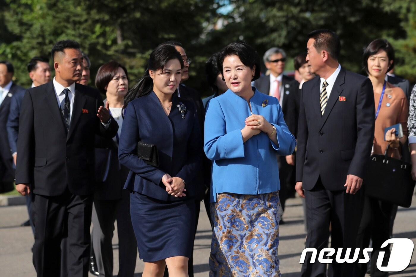 본문 이미지 - 문재인 대통령의 부인 김정숙 여사와 김정은 북한 국무위원장의 부인 리설주 여사가 18일 오후 김원균명칭 음악종합대학을 방문해 대화하며 이동하고 있다. 2018.9.19/뉴스1 ⓒ News1 평양사진공동취재단