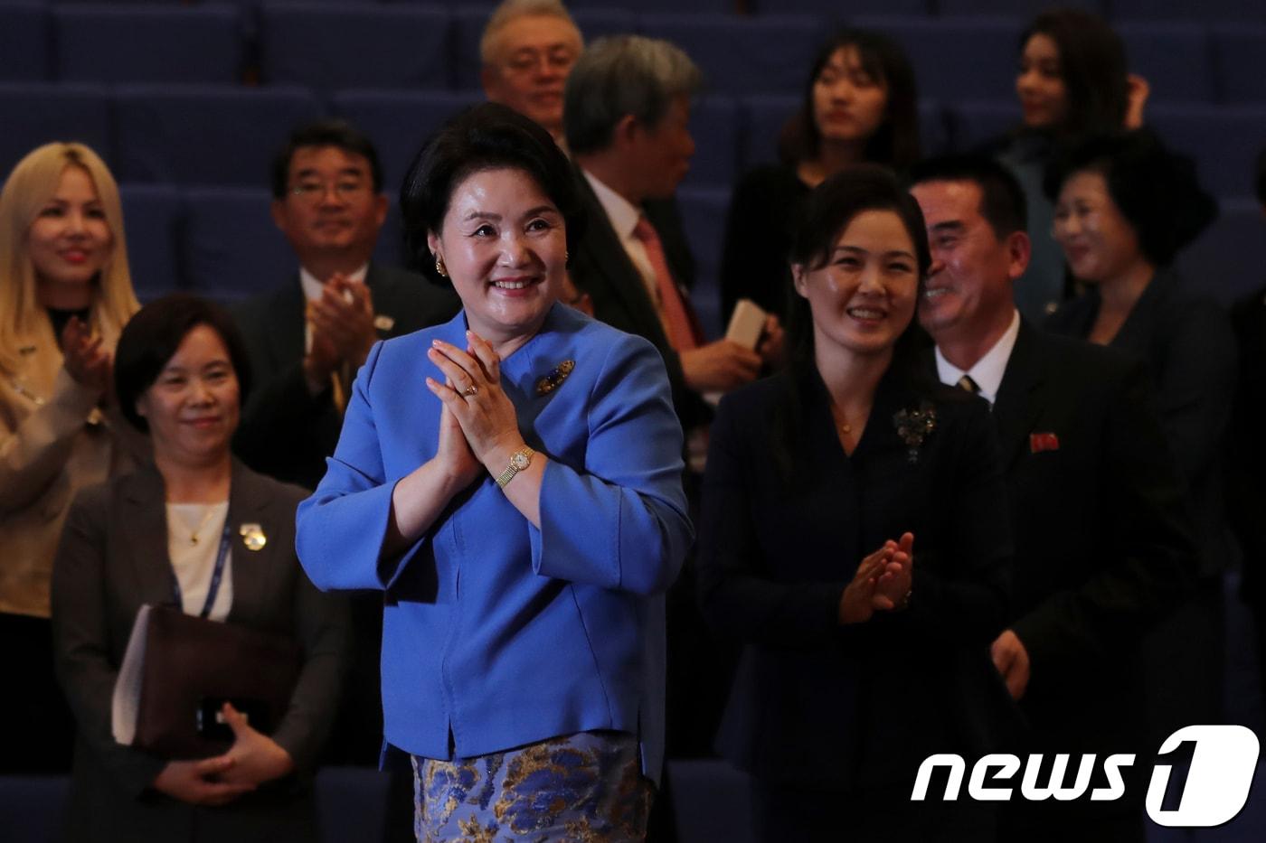 본문 이미지 - 문재인 대통령의 부인 김정숙 여사와 김정은 북한 국무위원장의 부인 리설주 여사가 18일 오후 김원균명칭 음악종합대학을 방문해 오케스트라 공연을 관람한 뒤 박수치고 있다. 2018.9.19/뉴스1 ⓒ News1 평양사진공동취재단