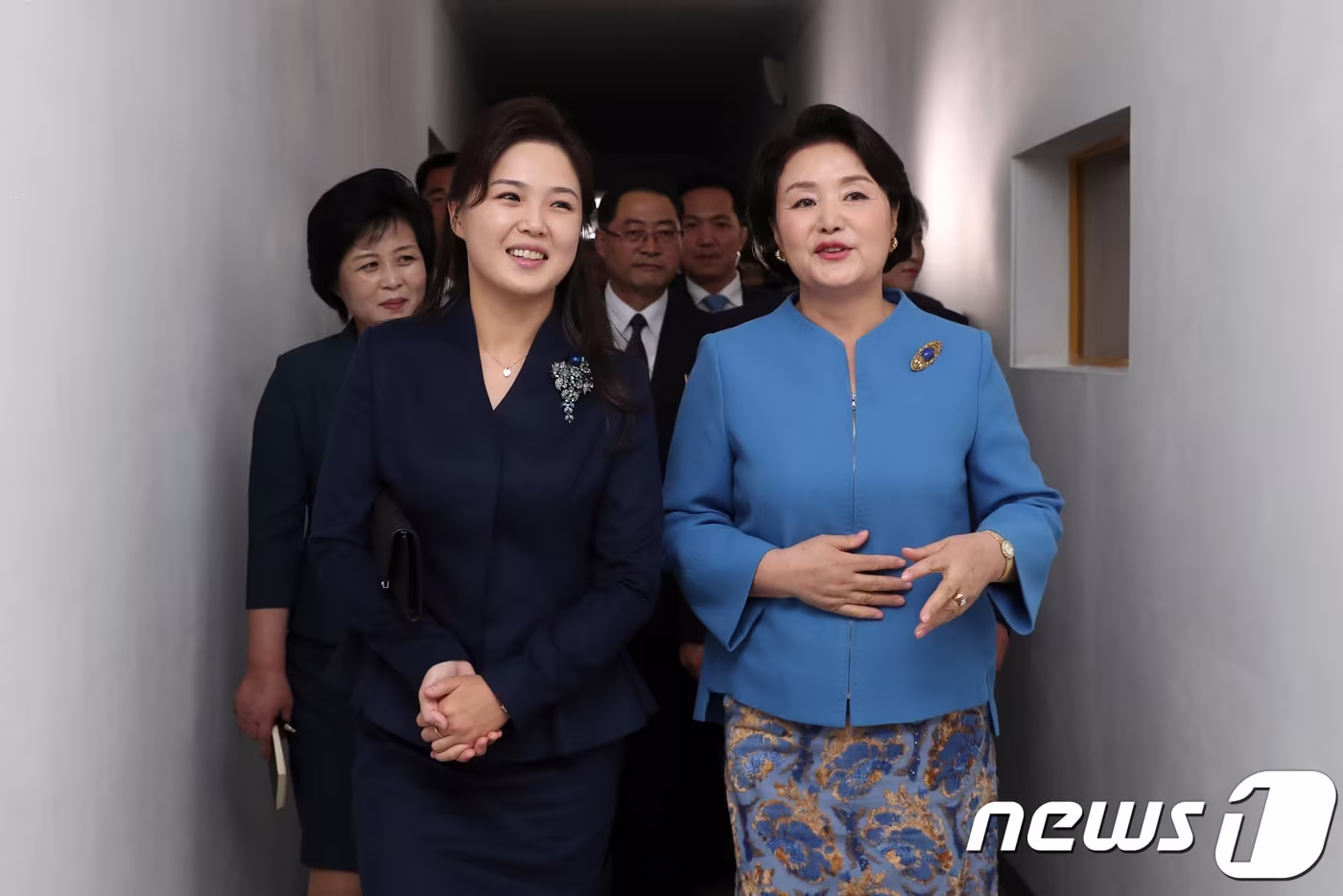 본문 이미지 - 문재인 대통령 부인 김정숙 여사와 김정은 국무위원장 부인 리설주 여사가 18일 오후 김원균명칭 음악종합대학을 방문해 대화하며 이동하고 있다. 2018.9.19/뉴스1 ⓒ News1 평양사진공동취재단