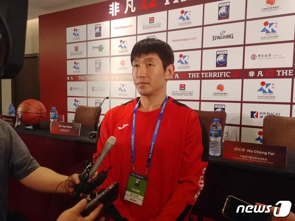 본문 이미지 - 울산 현대모비스 주장 양동근이 18일 비시즌 아시아리그 프리시즌 대항전인 터리픽12 기자회견에서 각오를 밝히고 있다.(KBL 공동취재단) ⓒ News1