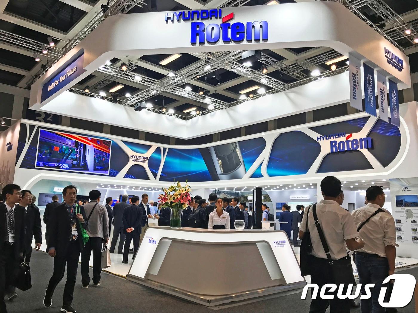 본문 이미지 - 18일(현지시간)부터 21일까지 독일 베를린에서 열리는 이노트란스 2018(InnoTrans 2018)에 참가한 현대로템 전시관 전경. (현대로템 제공)ⓒ News1