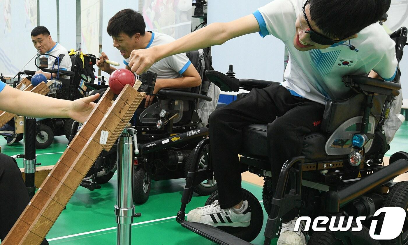 '2018 인도네시아 장애인아시아경기대회' 보치아 종목 국가대표 선수들이 2018년 9월19일 오전 경기도 이천시 대한장애인체육회 이천훈련원에서 막바지 담금질로 구슬땀을 흘리고 있다. 2018.9.19/뉴스1 ⓒ News1 사진공동취재단