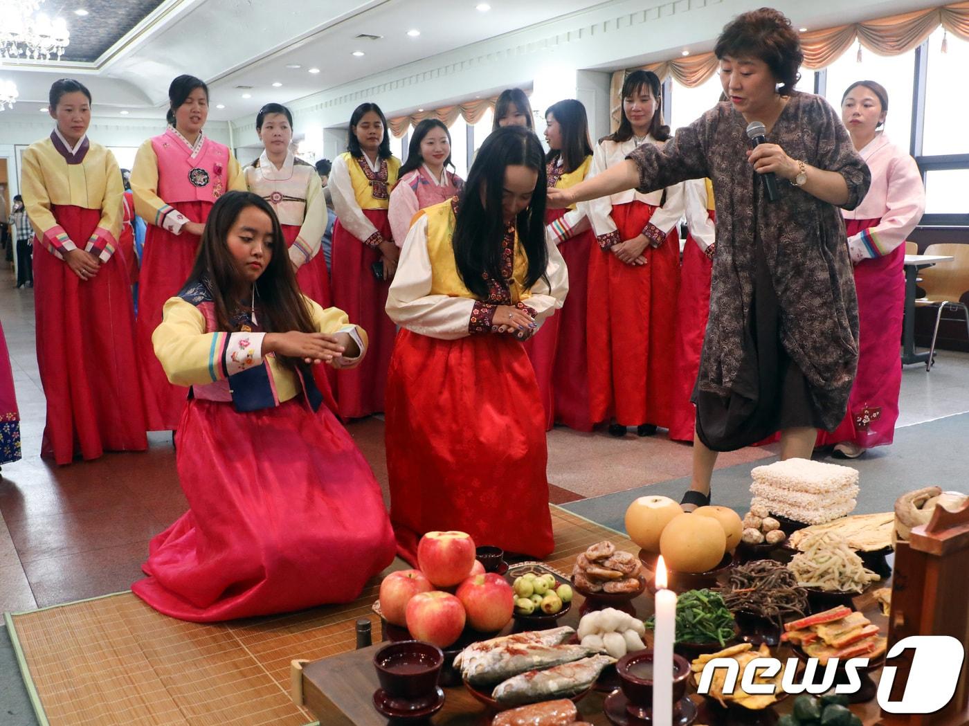 본문 이미지 - 19일 오전 광주 남구 다문화가족지원센터가 개최한 '행복을 나누고 사랑을 더하는 다문화가족 추석 한마당'에서 다문화가정 여성들이 차례를 지내고 있다.2018.9.19/뉴스1 ⓒ News1 한산 기자