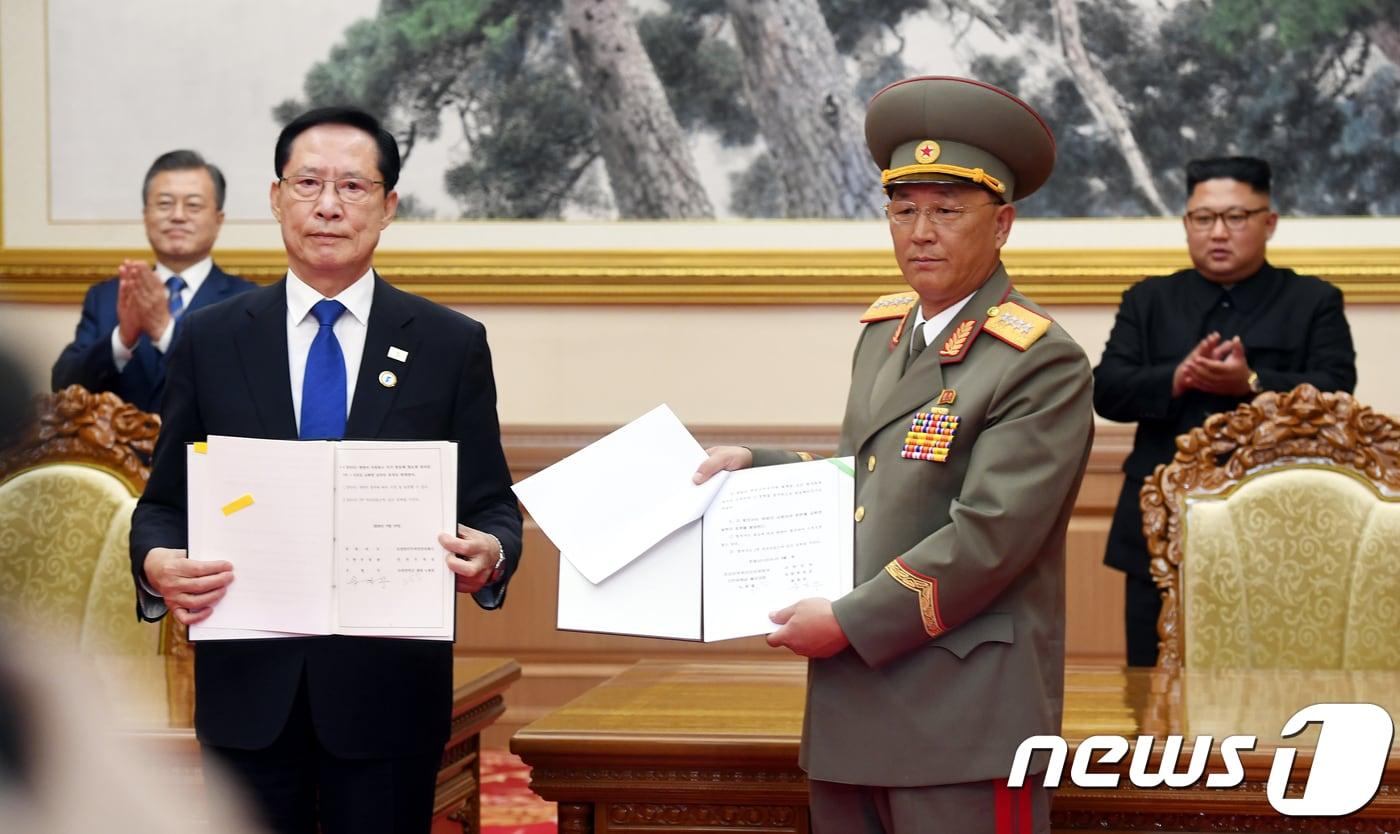 본문 이미지 - 지난 2018년 9월 19일 오전 평양 백화원 영빈관에서 문재인 대통령과 김정은 북한 노동당 총비서가 임석한 가운데 송영무 국방부 장관과 노광철 북한 인민무력상이 판문점선언 이행을 위한 군사분야 합의문(9·19  군사합의)에 서명한 후 취재진을 향해 들어보이고 있다. 2018.9.19/뉴스1 ⓒ News1 평양사진공동취재단