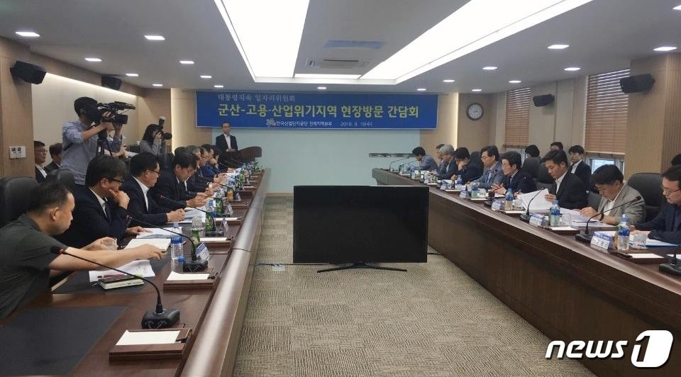 본문 이미지 - 이목희 대통령직속 일자리위원회 부위원장 등 일행이 고용위기지역으로 지정된 군산방문을 방문해 일자리상황을 점검하고 있다.ⓒ News1
