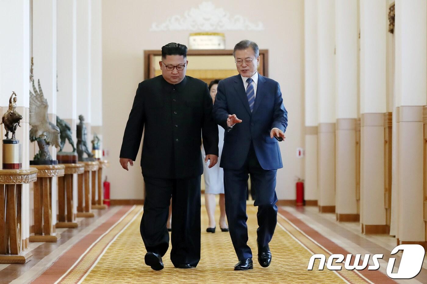 본문 이미지 - 문재인 대통령과 김정은 북한 국무위원장. 2018.9.19/뉴스1 ⓒ News1 평양사진공동취재단