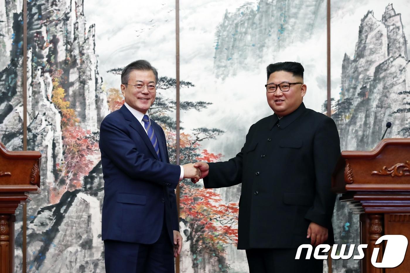 본문 이미지 - 문재인 대통령과 김정은 국무위원장이 지난 2018년 9월19일 평양 백화원 영빈관에서 평양공동선언을 발표한 후 악수하고 있다. 2018.9.19 /뉴스1 ⓒ News1 평양사진공동취재단