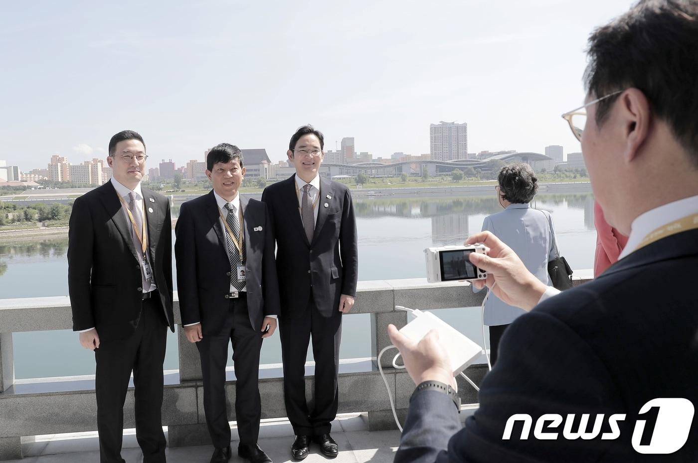 2018년 8월 19일 평양 옥류관에서 열린 남북 정상 및 수행원 오찬에 앞서 최태원 SK 회장이 이재용 삼성전자 부회장(오른쪽부터), 이재웅 쏘카 대표, LG 구광모 회장의 기념사진을 찍어주고 있다. 2018.9.19/뉴스1 ⓒ News1 평양사진공동취재단