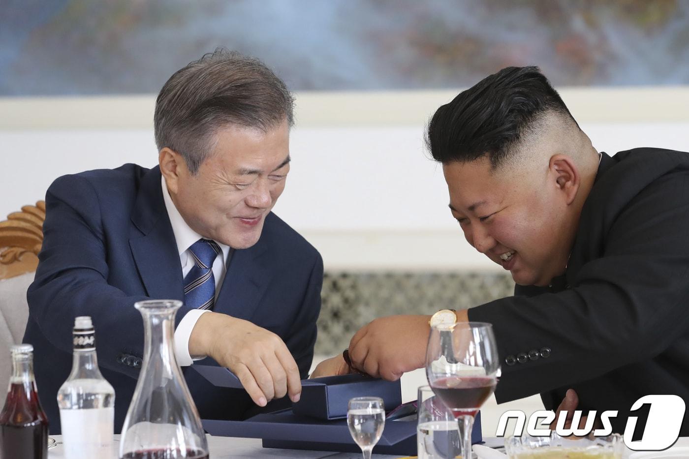 문재인 대통령이 19일 평양 옥류관을 방문해 김정은 북한 국무위원장에게 판문점 회담 기념 메달과 북미정상회담 기념주화를 선물하고 있다. 2018.09.19/뉴스1 ⓒ News1 평양사진공동취재단