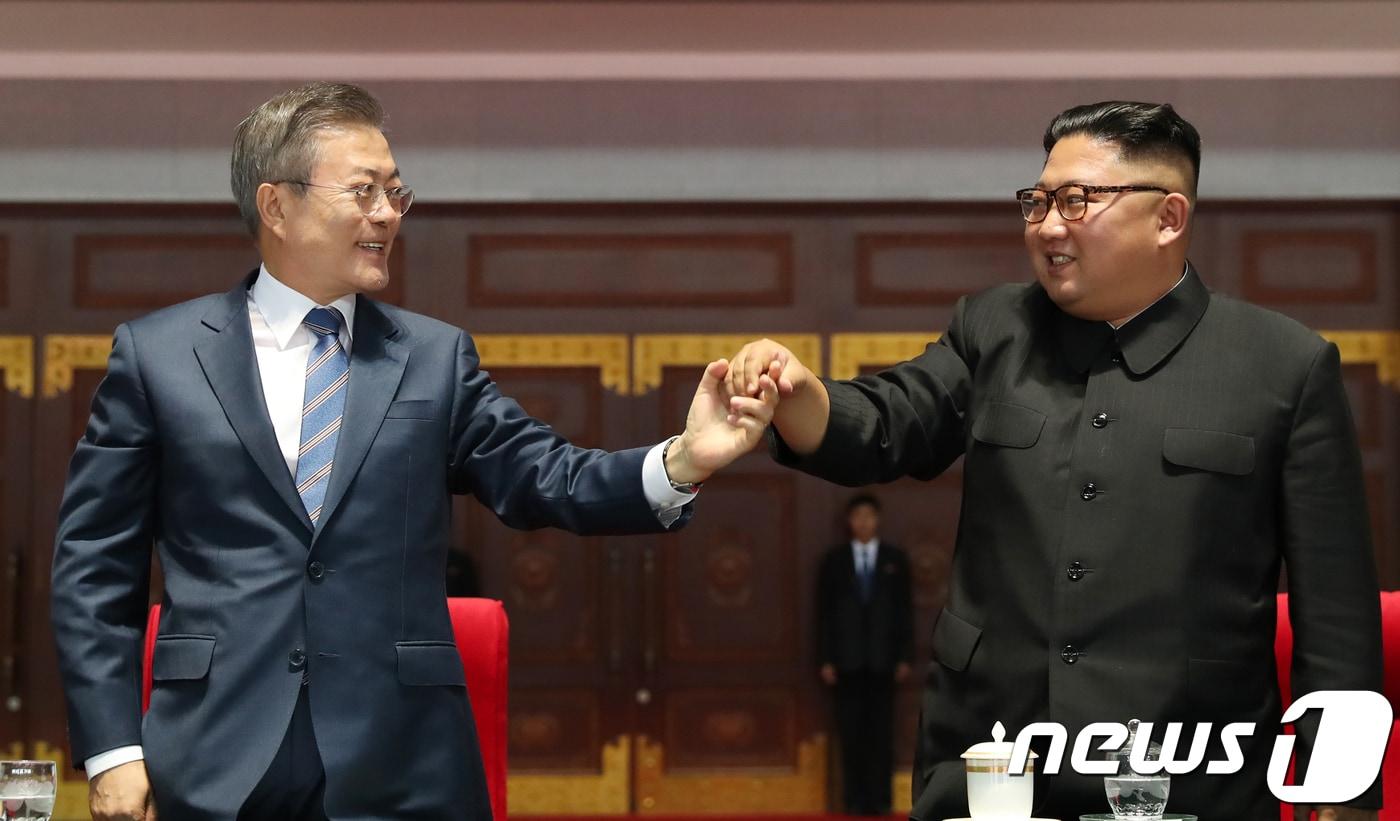 본문 이미지 - 문재인 대통령과 북한 김정은 국무위원장이 19일 밤 평양 5.1 경기장에서 열린 '빛나는 조국'을 관람한 뒤 손을 잡고 있다. 2018.9.19/뉴스1 ⓒ News1 평양사진공동취재단