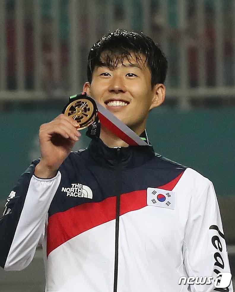 본문 이미지 - 1일 오후 인도네시아 보고르 파칸사리 스타디움에서 열린 2018 자카르타·팔렘방 아시안게임 U-23 남자축구 메달 세리머니에서 손흥민이 금메달을 들어보고 있다. 이날 경기는 연장 접전끝에 대한민국이 일본을 2대1로 꺾고 금메달을 차지했다. 2018.9.1/뉴스1 ⓒ News1 임세영 기자