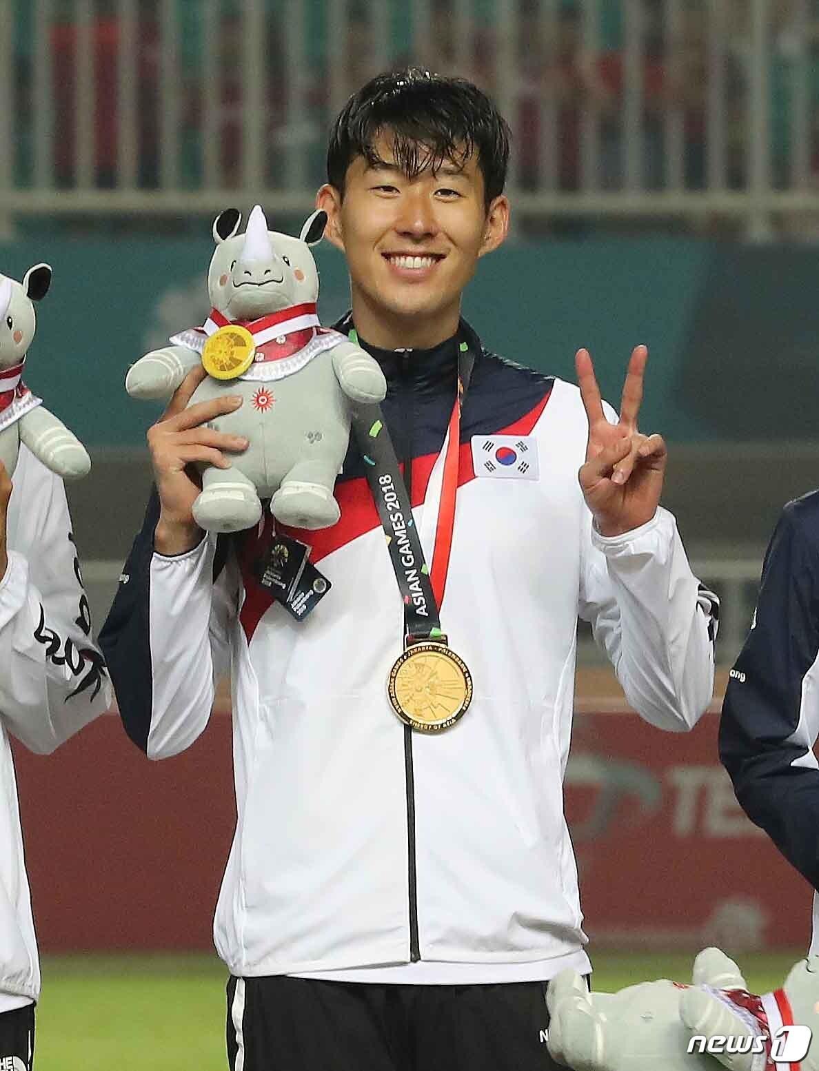 본문 이미지 - 1일 오후 인도네시아 보고르 파칸사리 스타디움에서 열린 2018 자카르타·팔렘방 아시안게임 U-23 남자축구 메달 세리머니에서 손흥민이 금메달을 목에 걸고 기뻐하고 있다. 이날 경기는 연장 접전끝에 대한민국이 일본을 2대1로 꺾고 금메달을 차지했다. 2018.9.1/뉴스1 ⓒ News1 임세영 기자