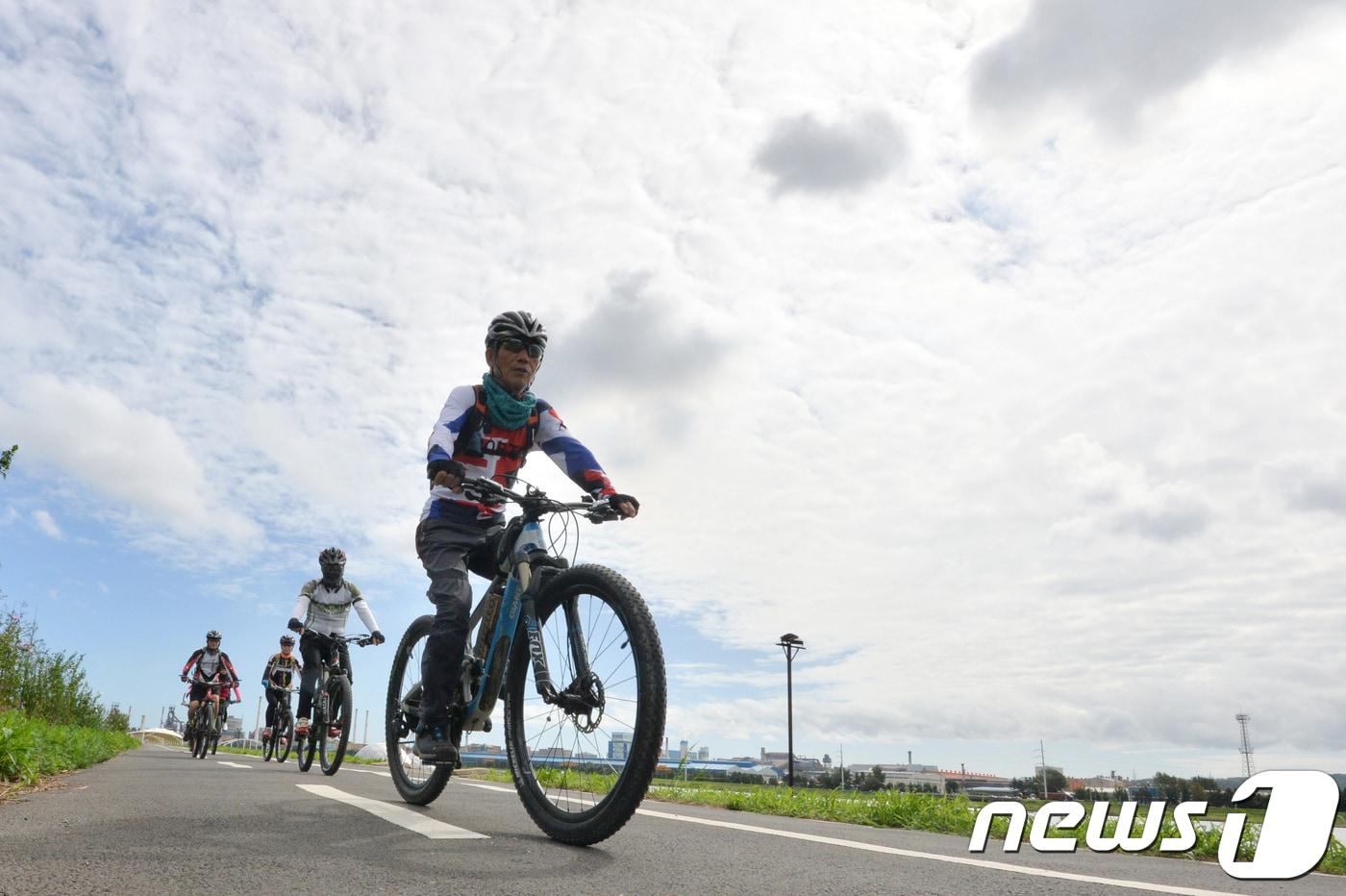 2일 오전 경북 포항시 힐링 바이크 회원들이 가을 날씨를 만끽하며 형산강 자전거길을 달리고 있다.2018.9.2/뉴스1 ⓒ News1 최창호 기자