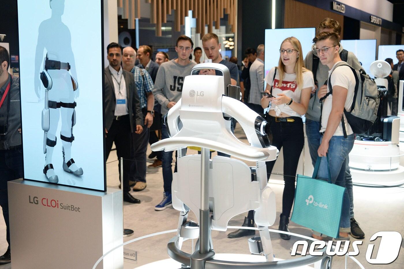 LG전자가 지난달 독일 베를린에서 열린 'IFA 2018'에서 '더 나은 삶'을 위한 인공지능 솔루션과 차별화된 시장선도 제품들을 대거 선보였다. 전시장을 찾은 관람객들이 다양한 'LG 클로이' 로봇 제품 등을 살펴보고 있다.(LG전자 제공) ⓒ News1 장은지 기자