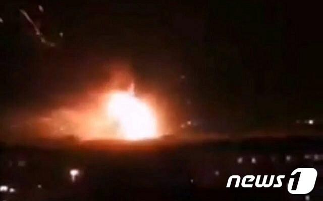 본문 이미지 - 시리아 다마스쿠스 서쪽 외곽의 군사공항에서 화염이 치솟는 모습. (출처=트위터 갈무리)ⓒ News1