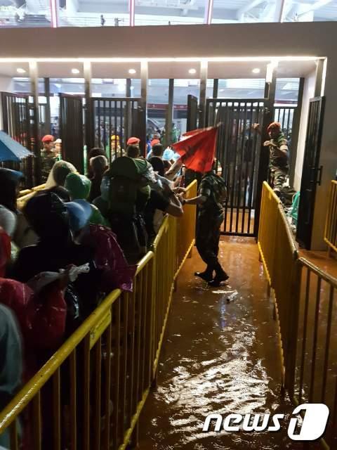 본문 이미지 - 2018 자카르타-팔렘방 아시안게임 폐회식장 출입구에 물이 잔뜩 고인 모습.ⓒ News1