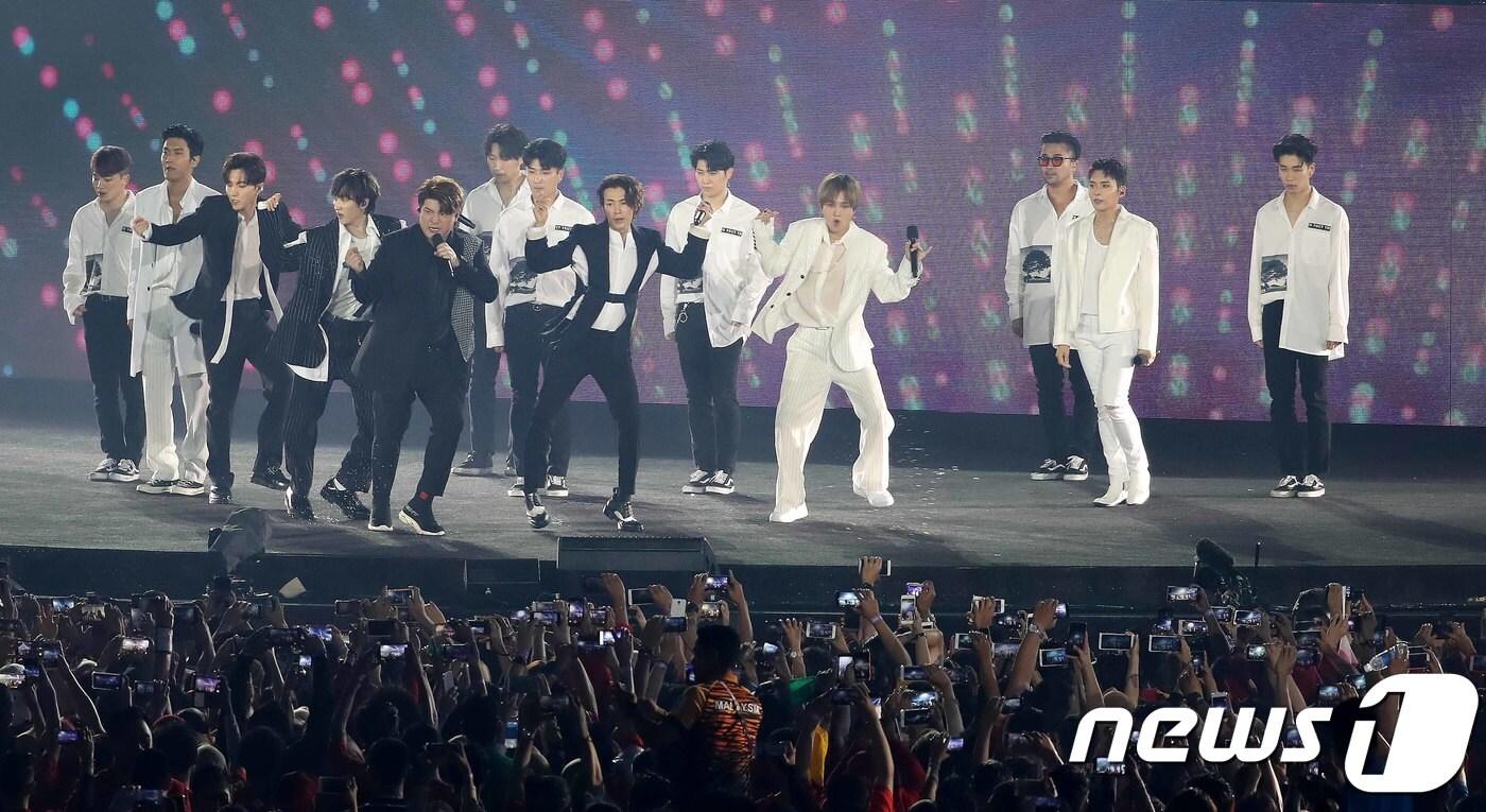 2일 오후(현지시각) 인도네시아 자카르타 겔로라 붕 카르노(GBK) 스타디움에서 열린 2018 자카르타·팔렘방 아시안게임 폐막식(폐회식)에서 슈퍼주니어가 화려한 공연을 선보이고 있다.2018.9.2/뉴스1 ⓒ News1 임세영 기자