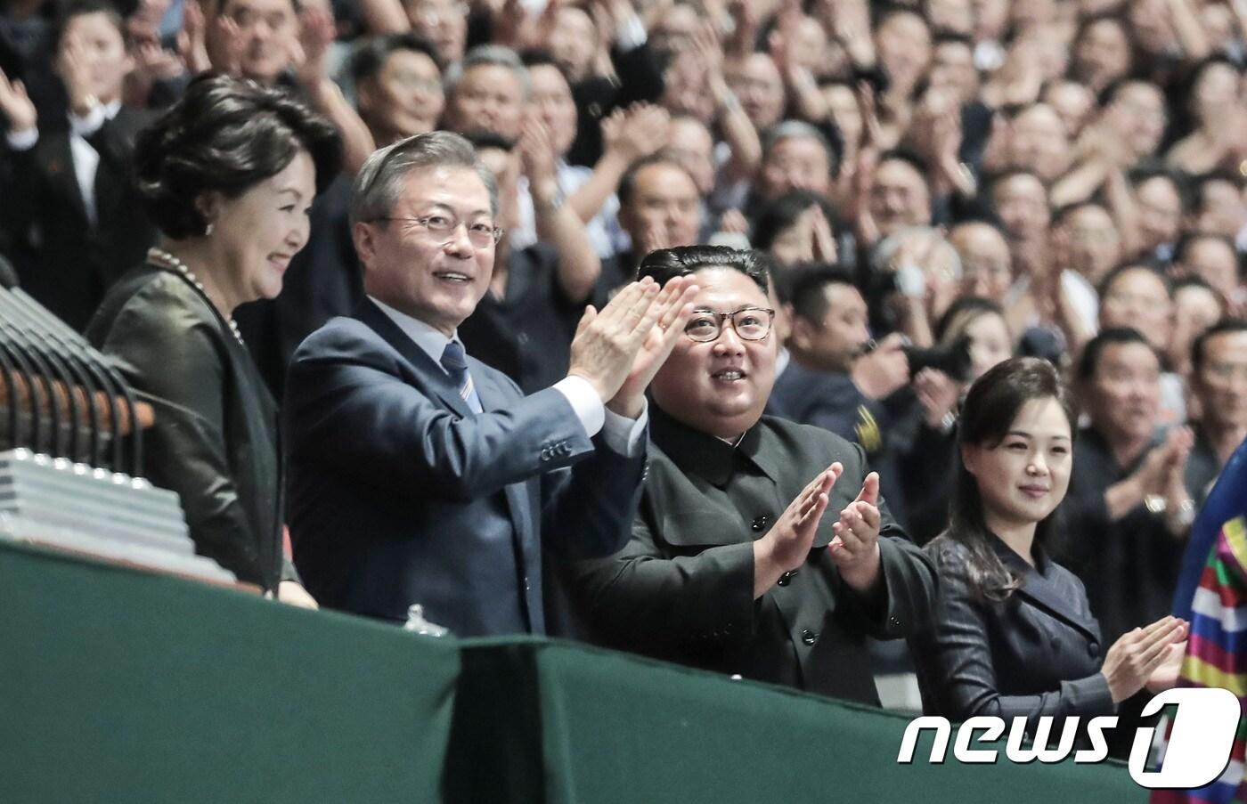 본문 이미지 - 문재인 대통령(왼쪽에서 두번째)과 김정은 북한 조선노동당 총비서(왼쪽에서 세번째)가 지난 2018년 9월19일 오후 남북정상회담 경축 대집단체조와 예술공연 '빛나는 조국' 관람을 위해 평양 5·1경기장에서 입장한 뒤 박수를 치고 있다. 2018. 9.19/뉴스1 ⓒ News1 평양사진공동취재단