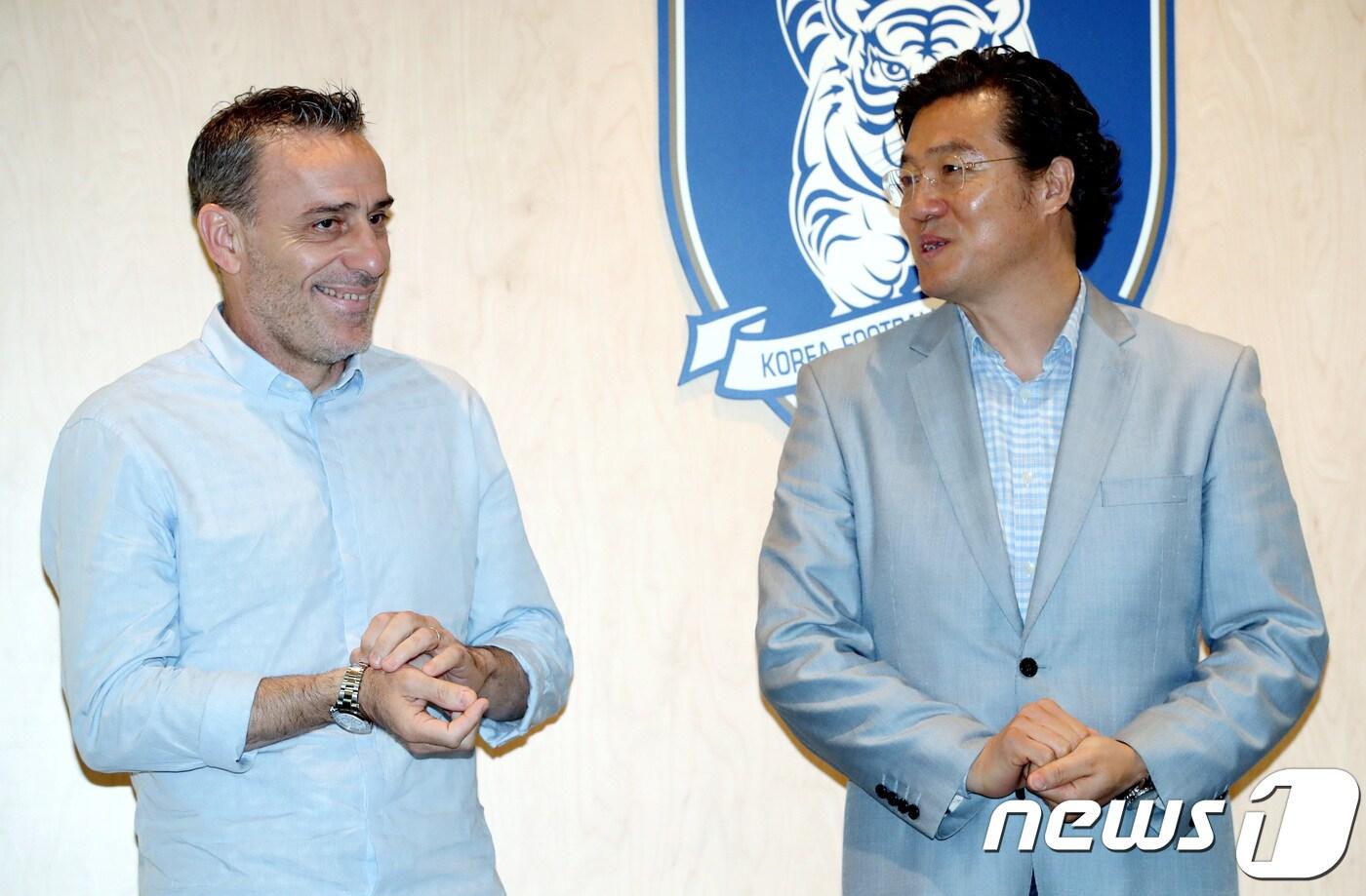 본문 이미지 - 김판곤 대한축구협회 감독선임위원장(부회장)과 파울로 벤투 남자 A대표팀 감독이 20일 오전 서울 종로구 신문로 축구회관에서 열린 한국축구 발전을 위한 국가대표팀 감독 상견례에서 대화를 나누고 있다.  2018.9.20/뉴스1 ⓒ News1 박정호 기자