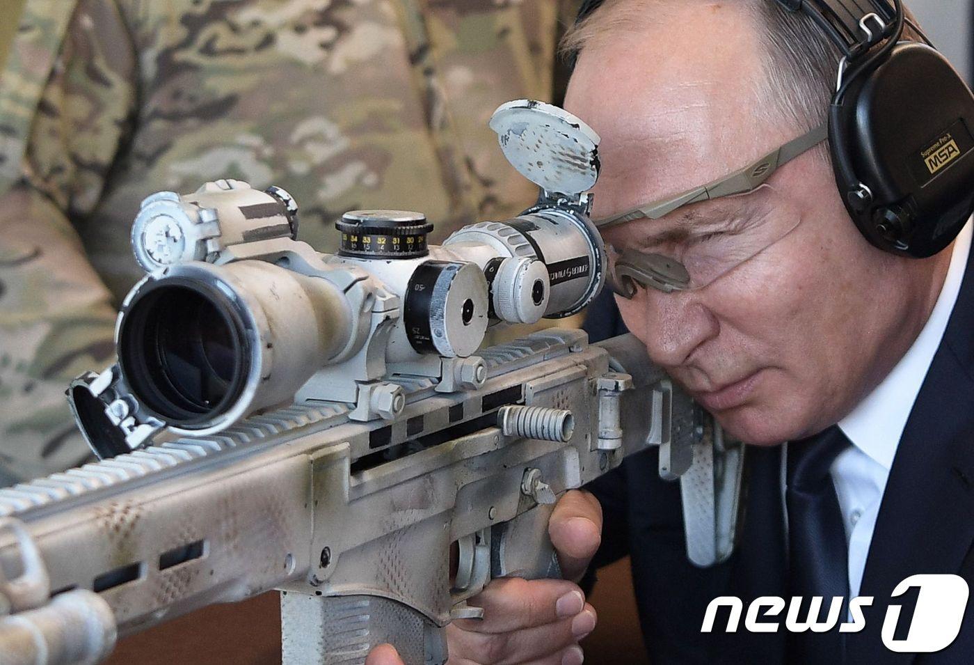 본문 이미지 - SVCh-308을 시험하고 있는 블라디미르 푸틴 러시아 대통령 ⓒ AFP=뉴스1