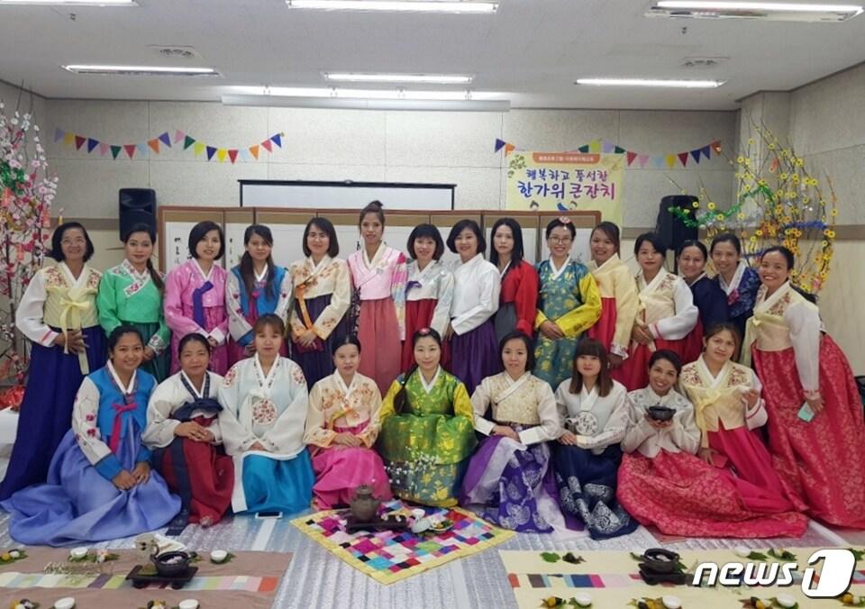본문 이미지 - 전북 정읍시 건강가정지원·다문화가족지원센터(센터장 오은도)가 20일 추석을 앞두고 결혼이주여성들을 위한 '2018년 추석맞이 한복 입기·예절교육·송편 빚기 체험 행사'를 마련했다. ⓒ News1