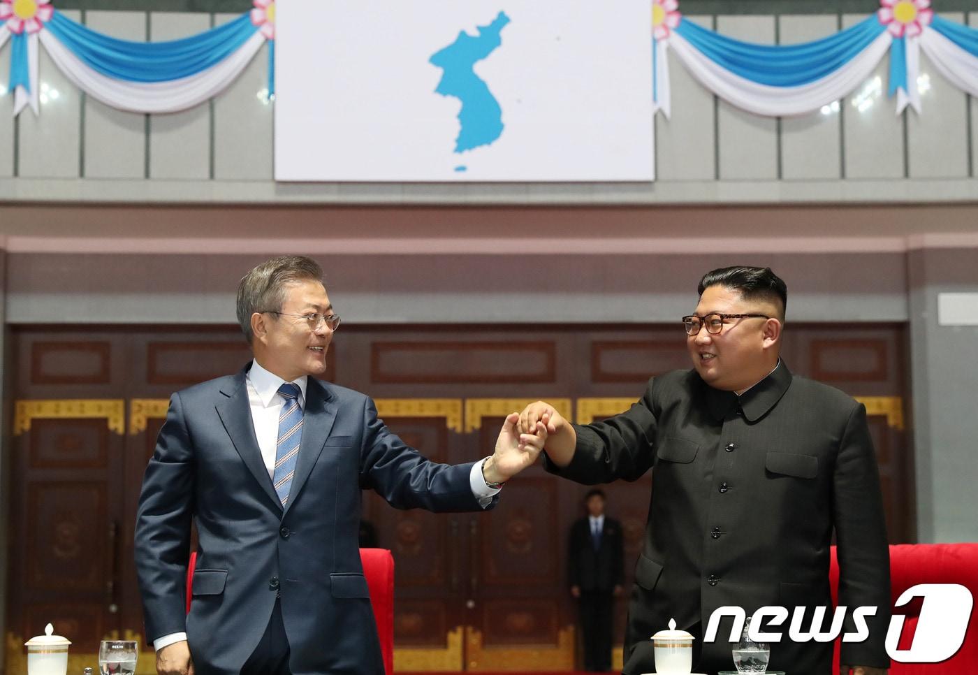 본문 이미지 - 문재인 대통령과 김정은 북한 국무위원장. 2018.09.19/뉴스1 ⓒ News1 평양사진공동취재단