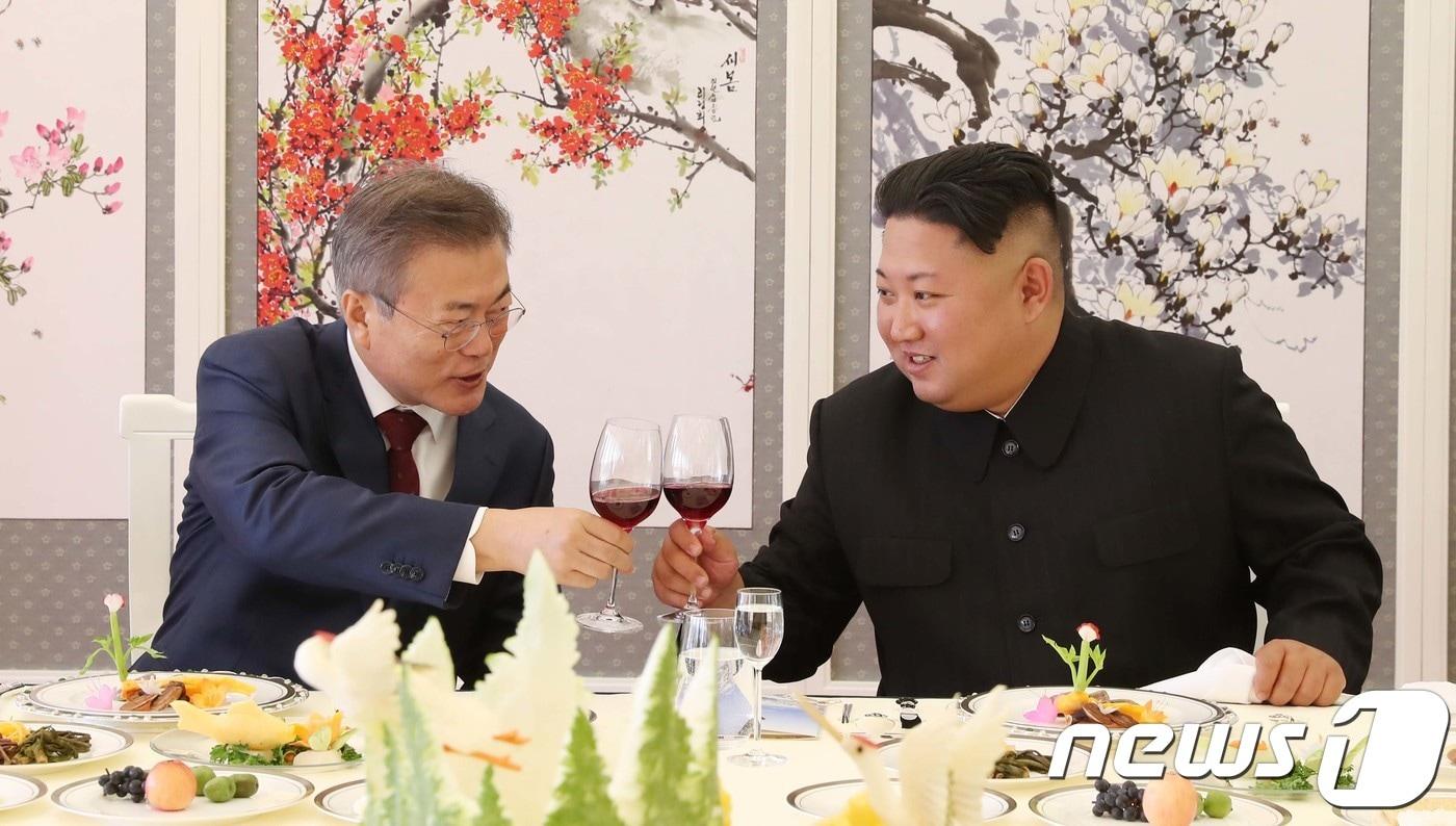 본문 이미지 - 문재인 대통령과 김정은 국무위원장이 20일 삼지연초대소에서 오찬을 하고 있다. 2018.9.20/뉴스1 ⓒ News1 평양사진공동취재단