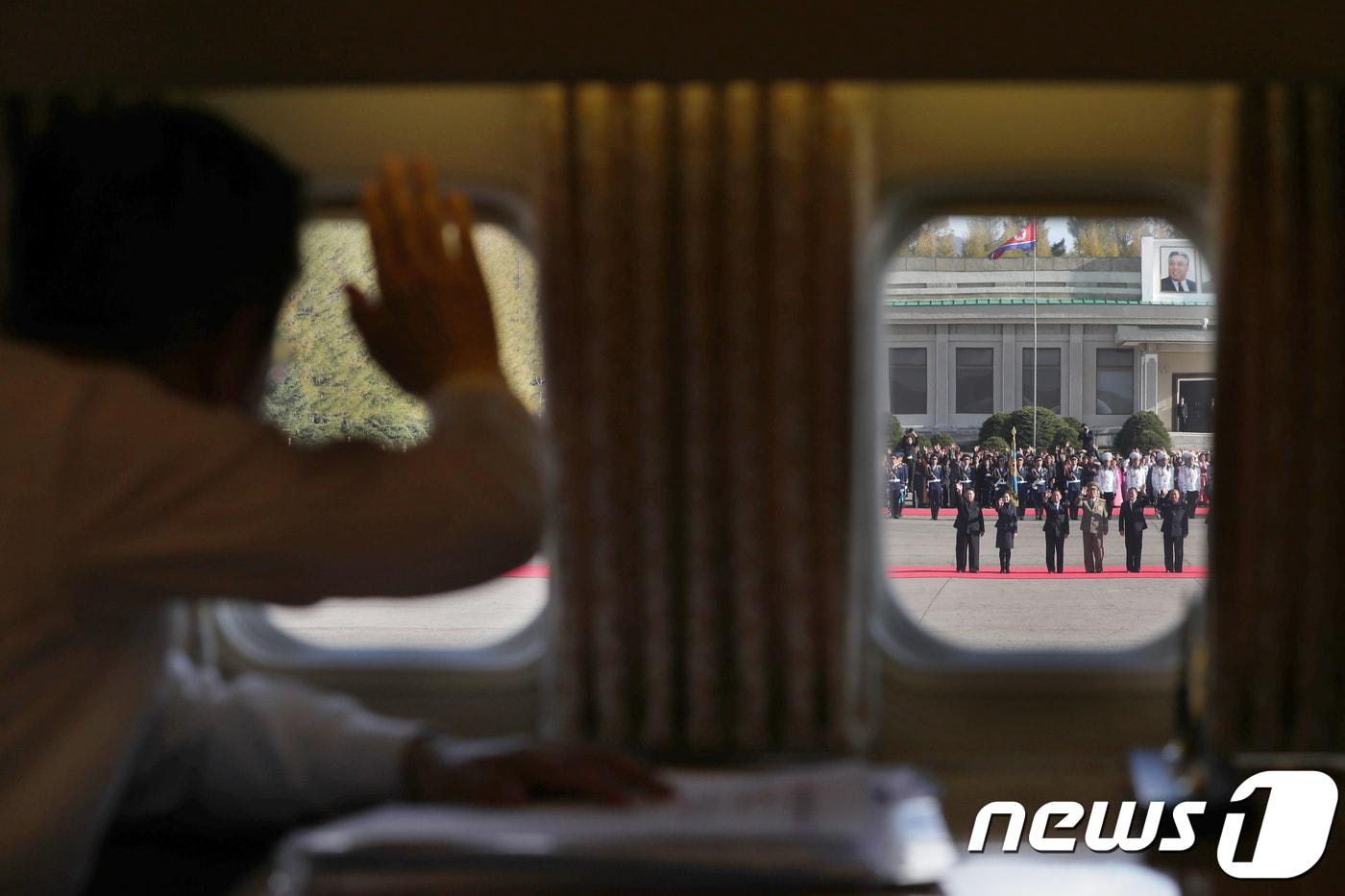본문 이미지 - 문재인 대통령이 2박3일간 평양남북정상회담 일정을 마치고 삼지연 공항에서 공군 2호기에 탑승해 북측 인사들을 바라보며 손을 흔들고 있다. 2018.9.20/뉴스1 ⓒ News1 평양사진공동취재단