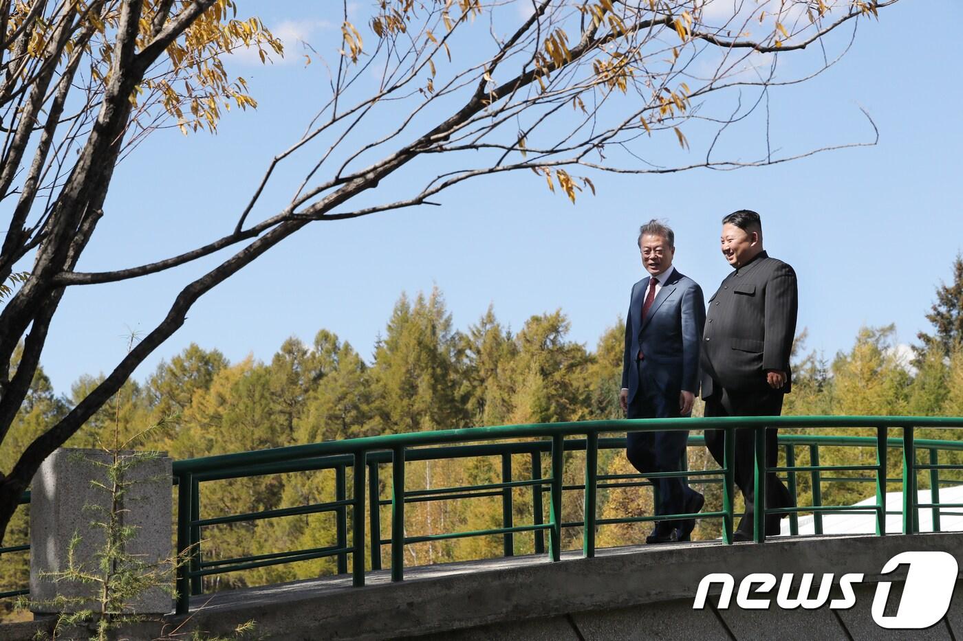 본문 이미지 - 문재인 대통령이 20일 삼지연초대소를 방문해 김정은 국무위원장과 산책을 하며 대화하고 있다. 2018.9.20/뉴스1 ⓒ News1 평양사진공동취재단