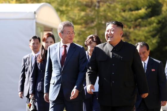 본문 이미지 - 문재인 대통령이 2018년 9월 20일 삼지연초대소를 방문해 김정은 국무위원장과 산책을 하며 대화하고 있다. 2018.9.20/뉴스1 ⓒ News1 평양사진공동취재단