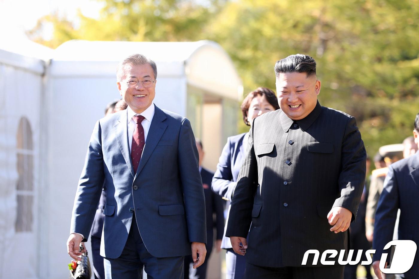 본문 이미지 - 문재인 대통령이 지난 2018년 9월20일 삼지연초대소를 방문해 김정은 국무위원장과 산책을 하며 대화하고 있다./뉴스1 ⓒ News1 평양사진공동취재단
